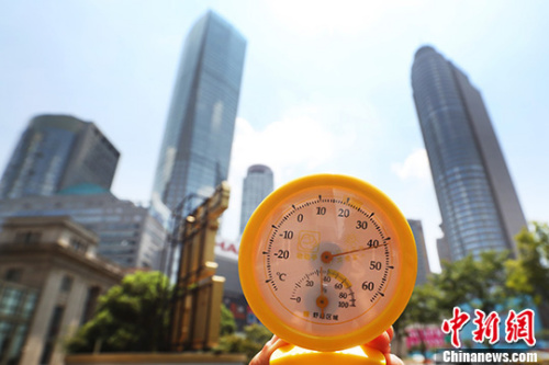 7月26日中午12點(diǎn)39分，南京街頭高溫逼人，用溫度計(jì)測(cè)量的實(shí)時(shí)溫度超過(guò)40攝氏度。 中新社記者 泱波 攝