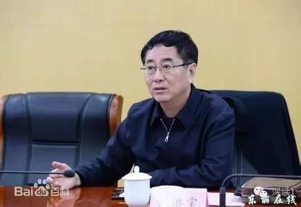 通報(bào)指出，張洪寶眼看著幾年前還不知名的個(gè)體老板搖身一變成為大企業(yè)家，心里既艷羨又發(fā)酸，滋生了“我為他們贏得了好的發(fā)展機(jī)遇，收些款物就權(quán)當(dāng)是對(duì)我這些年辛勤工作的一種補(bǔ)償”的念頭。于是他開(kāi)始熱衷于與身邊的企業(yè)老板拉拉扯扯、勾肩搭背，剛開(kāi)始只是幾頓飯、幾張卡，日積月累，越陷越深，不給錢(qián)不辦事，給了錢(qián)才辦事，在東麗人稱