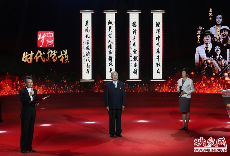 朗誦者現場朗誦贊河南鄧州“編外雷鋒團”的楹聯。