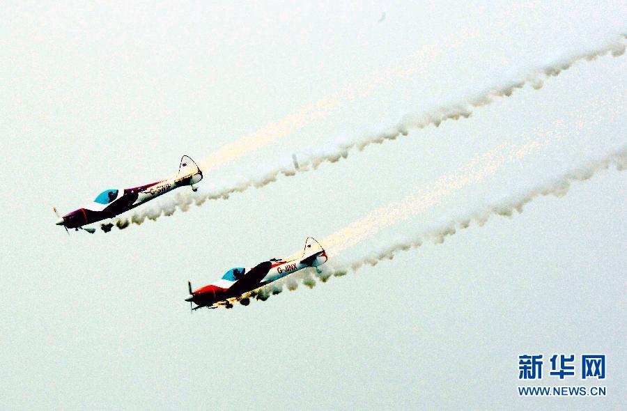 9月13日，特技隊員在進行空中飛行表演。