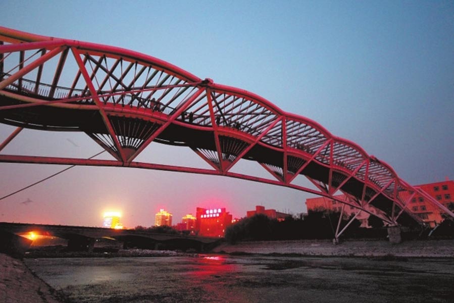 此前三座橋黑燈瞎火，許多人為此不敢從此過(guò)。