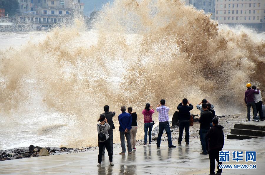 10月12日，人們在浙江省溫嶺市石塘鎮觀看大浪。