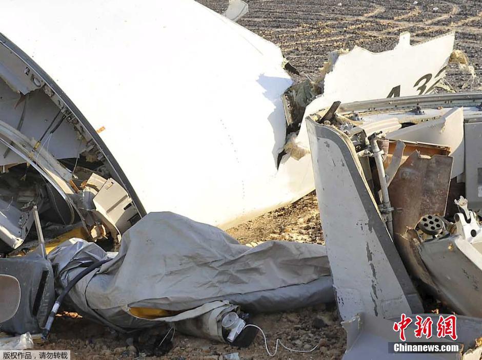 當地時間2015年10月31日，在埃及墜毀的俄羅斯客機殘骸散落在西奈半島的沙漠之中