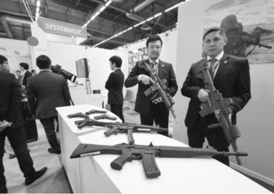 　日本企業在歐洲國際防務展上展示橡膠槍。
