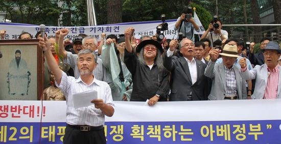 7月2日，在韓國首爾的日本駐韓國大使館前，民眾手持標語參加抗議活動。