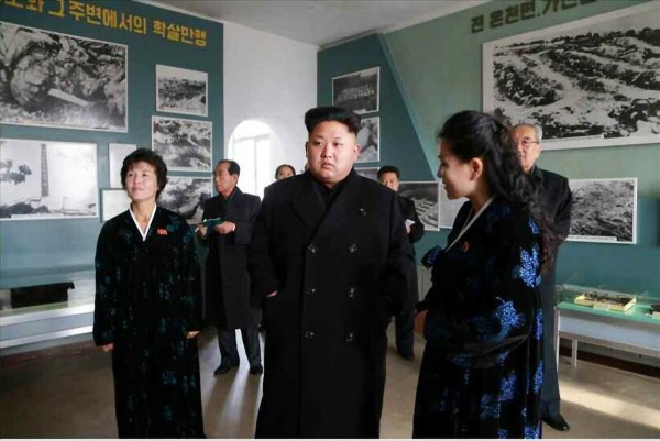 當地時間2014年11月25日，據朝鮮《勞動新聞》報道，朝鮮領導人金正恩和妹妹金與正一起視察朝鮮反美