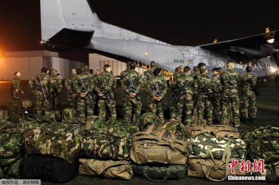 當地時間1月7日，法國軍人抵達巴黎布爾歇機場。他們將被部署在巴黎，以增強巴黎市的安保力量。