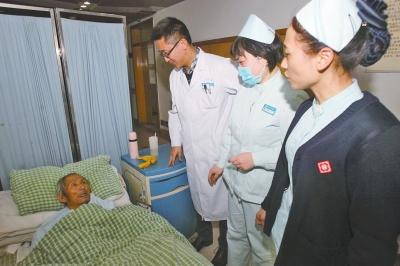 老人病治好了，可他卻一直躺在醫(yī)院的病床上。
