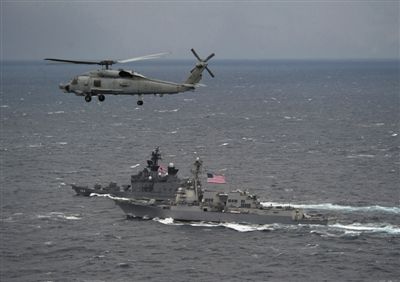 2011年1月10日，美國海軍驅逐艦與日本海上自衛(wèi)隊“鞍馬”號驅逐艦在日本長崎縣附近海域舉行聯合海上演習。資料圖片