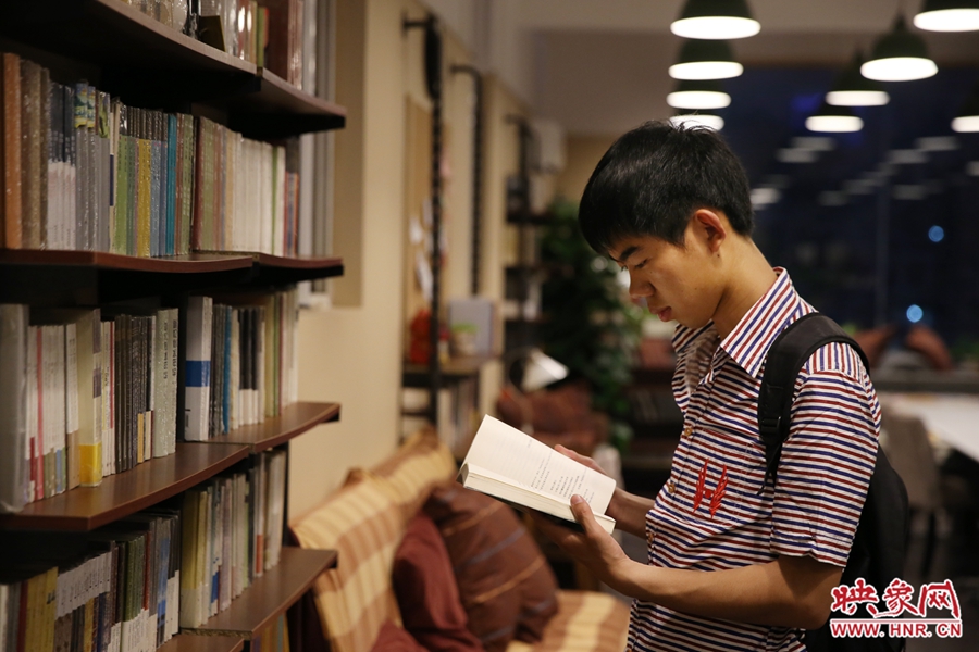 袁丙鵬，22歲，某大學大三學生：在適合的環境里看書，才能看出境界。