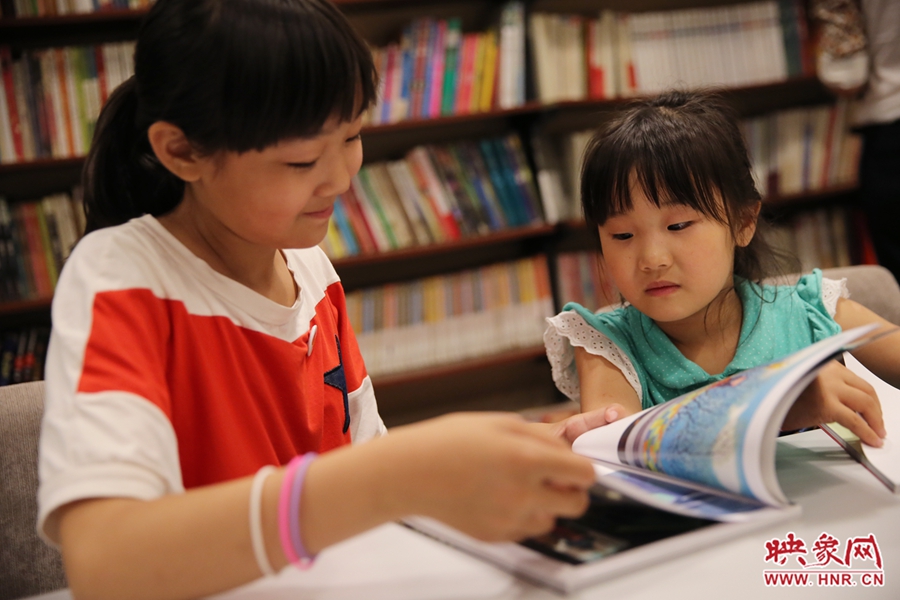 姐姐王藝茹，11歲，小學五年級學生；妹妹王有君，5歲：像喜歡看電視一樣喜歡看書。